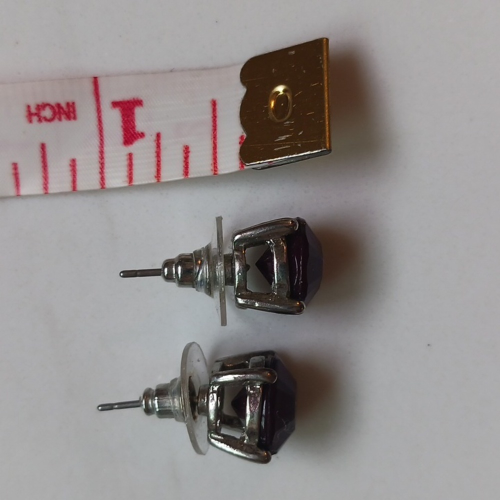 Large studs in silver setting - Picture 3 of 5